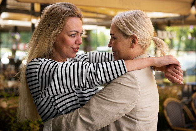 Vue latérale des femmes se regardant