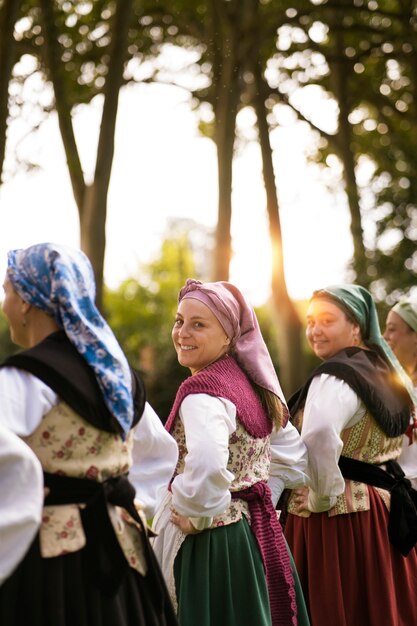 Vue latérale des femmes souriantes dansant ensemble