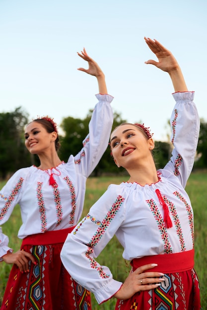 Photo gratuite vue latérale des femmes souriantes dansant