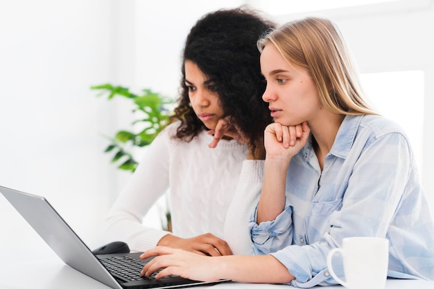 Vue latérale des femmes travaillant