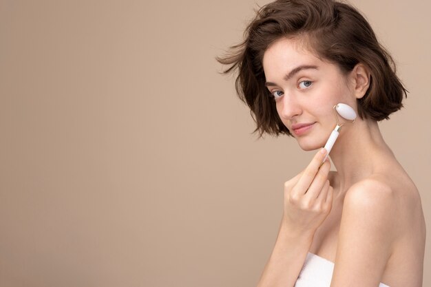 Vue latérale fille à l'aide d'un rouleau de jade