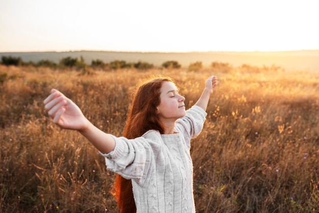 Photo gratuite vue latérale fille appréciant la liberté