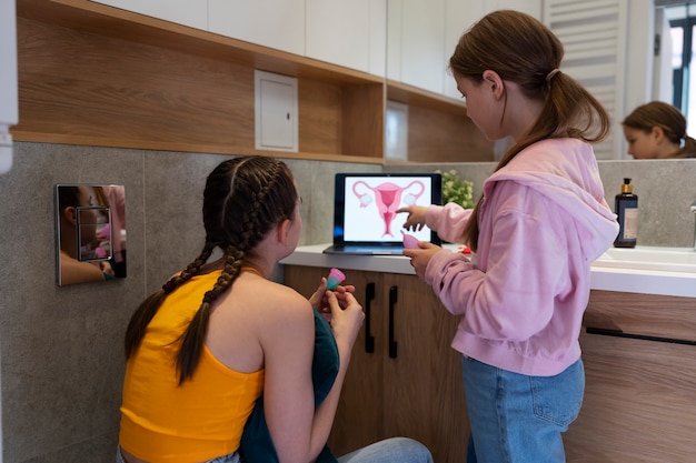 Vue latérale fille apprenant la menstruation