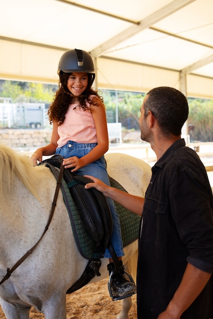 Photo gratuite vue latérale fille avec un beau cheval