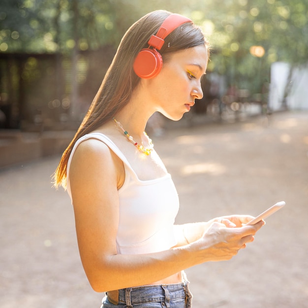 Vue latérale fille avec un casque