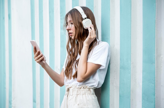 Photo gratuite vue latérale fille avec un casque