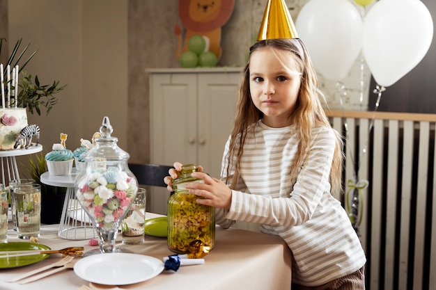 Vue latérale fille portant un chapeau de fête