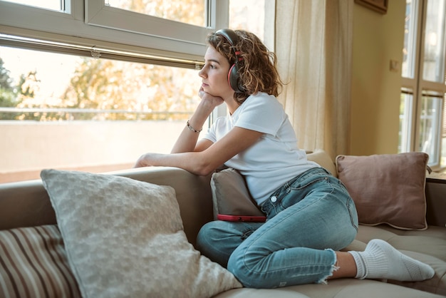 Vue latérale fille regardant à l'extérieur tout en étant en quarantaine