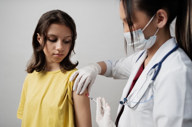 Vue latérale fille se faire vacciner