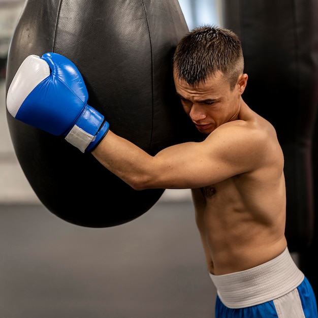 Vue latérale de la formation de boxeur masculin