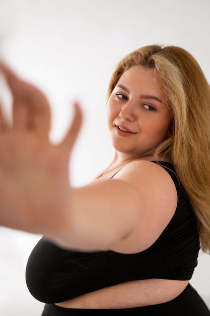 Photo gratuite vue latérale formation de danseuse professionnelle grande taille