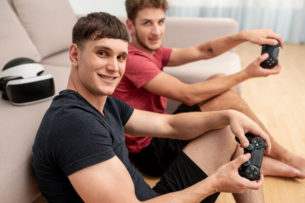 Vue latérale garçons jouant dans le salon