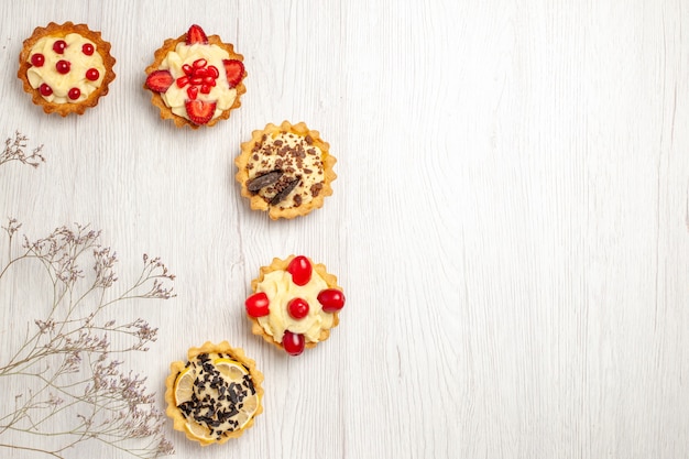 Vue latérale gauche en haut des tartelettes aux baies et au chocolat