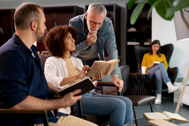 Vue latérale des gens au club de lecture