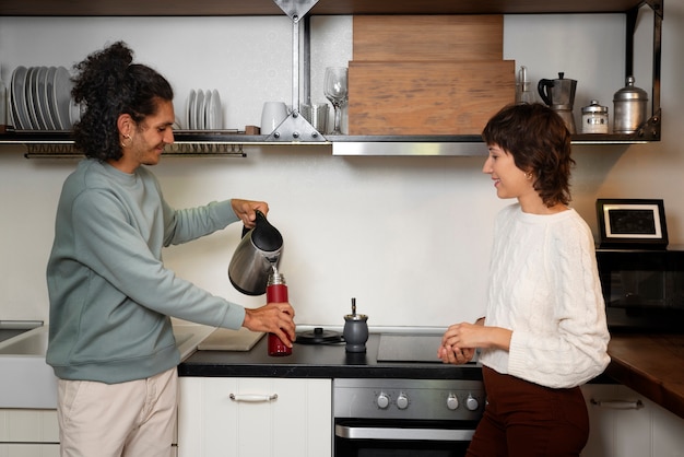 Photo gratuite vue latérale des gens dans la cuisine