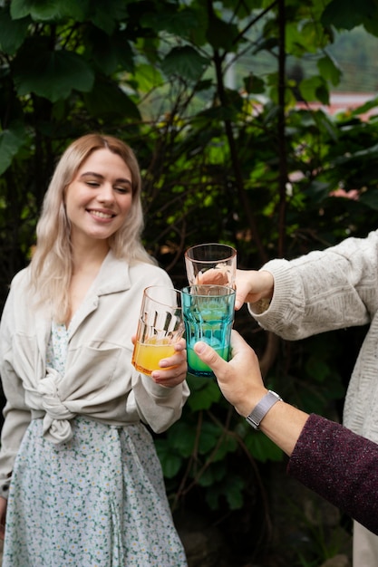 Vue latérale des gens heureux qui trinquent