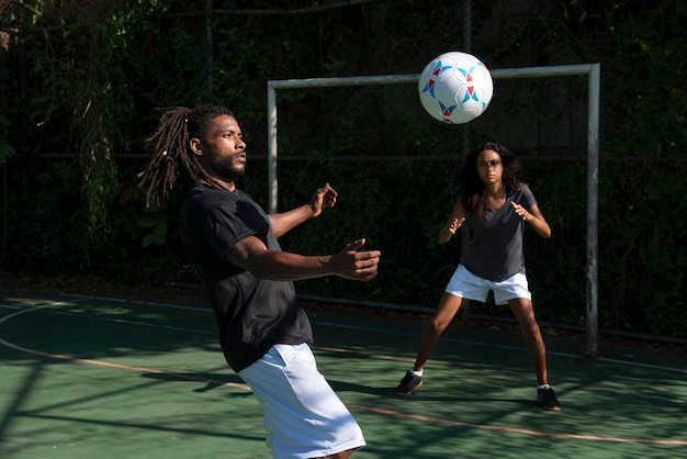 Vue latérale des gens jouant au football