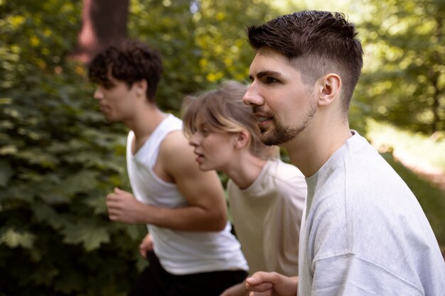 Vue latérale des gens qui courent ensemble