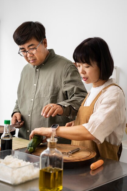 Photo gratuite vue latérale des gens qui cuisinent ensemble