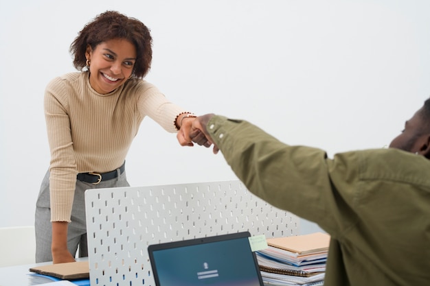 Photo gratuite vue latérale des gens qui discutent au travail