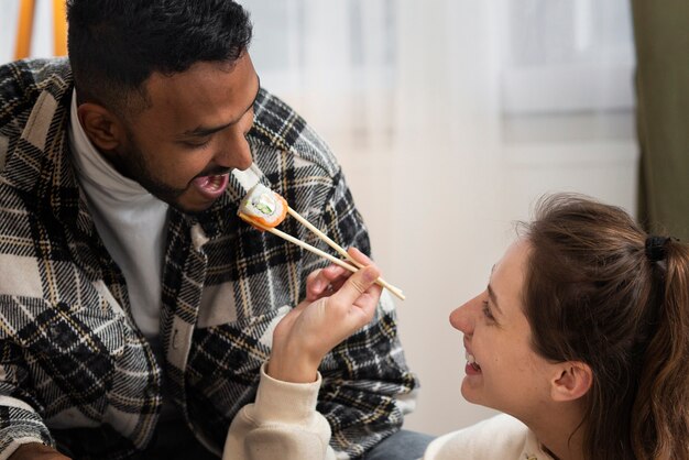 Photo gratuite vue latérale des gens qui mangent des sushis