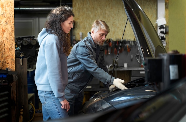 Photo gratuite vue latérale des gens qui regardent la voiture