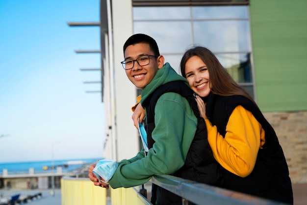 Vue latérale des gens souriants à l'extérieur