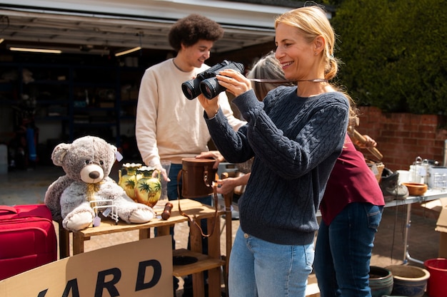 Photo gratuite vue latérale des gens à la vente de garage