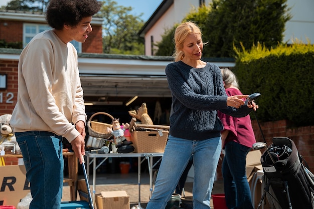 Vue latérale des gens à la vente de garage