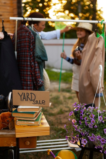 Photo gratuite vue latérale des gens à la vente de garage