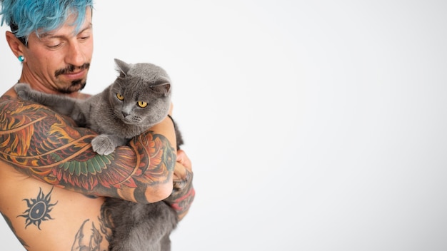 Vue latérale homme affectueux avec un chat mignon