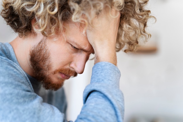 Photo gratuite vue latérale homme anxieux à la maison