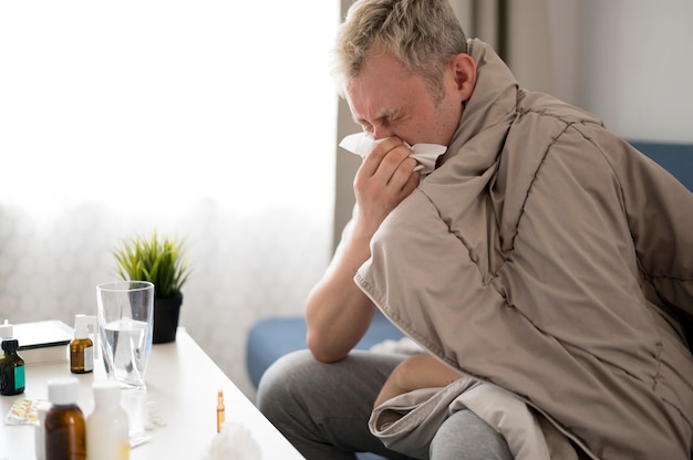 Photo gratuite vue latérale de l'homme au nez qui coule