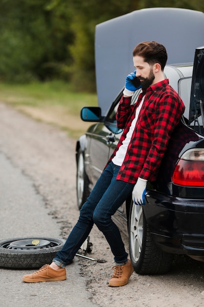 Vue latérale d'un homme au téléphone