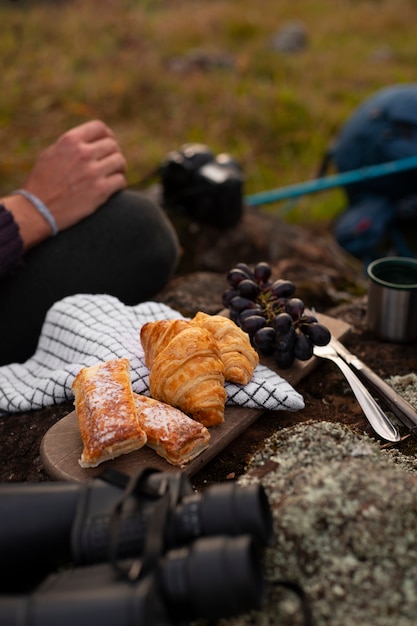 Photo gratuite vue latérale homme aventureux bivouac