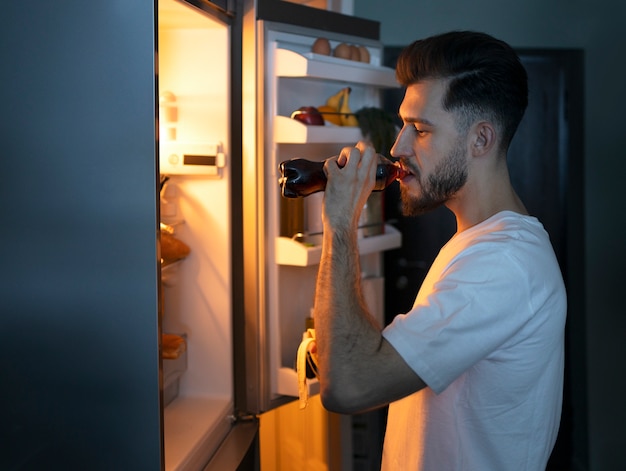 Photo gratuite vue latérale homme buvant du soda