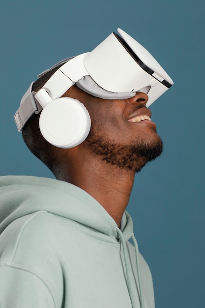 Photo gratuite vue latérale de l'homme avec un casque de réalité virtuelle