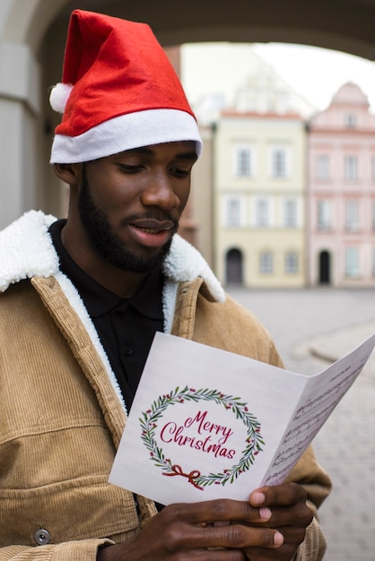 Photo gratuite vue latérale homme chantant des chants de noël