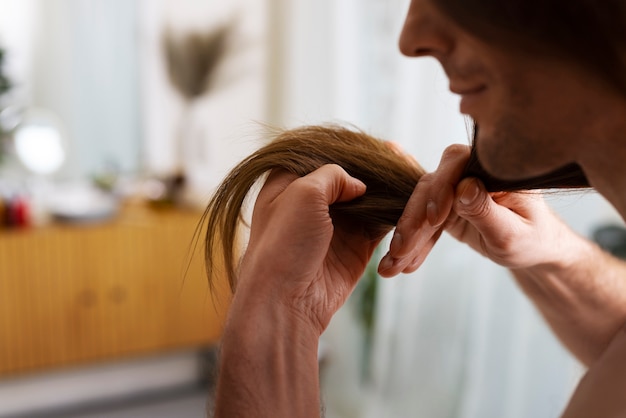 Vue latérale homme cheveux slugging routine de nuit