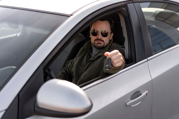 Vue latérale homme conduisant une voiture