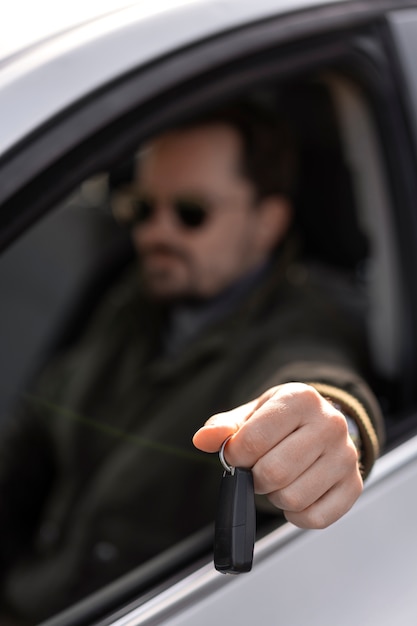 Vue latérale homme conduisant une voiture