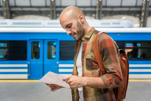 Vue latérale homme consultant la carte