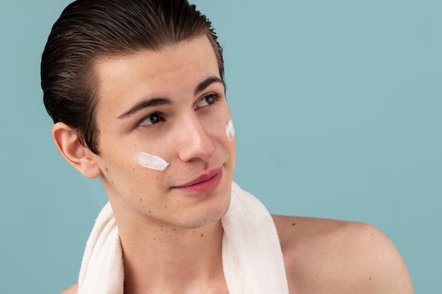 Photo gratuite vue latérale homme avec de la crème sur le visage