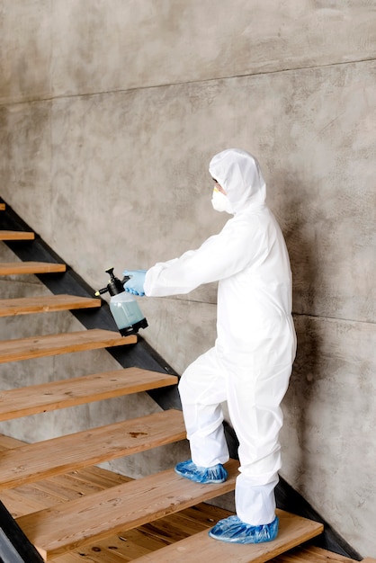 Photo gratuite vue latérale homme désinfectant les escaliers