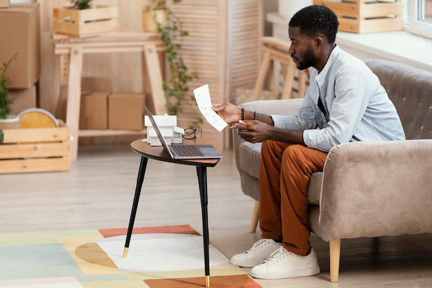 Photo gratuite vue latérale de l'homme faisant des plans pour redécorer la maison