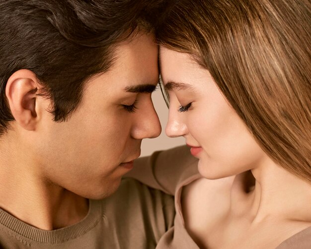 Vue latérale de l'homme et de la femme embrassés presque embrassant