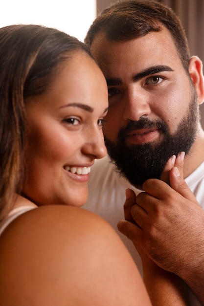 Photo gratuite vue latérale homme et femme posant ensemble