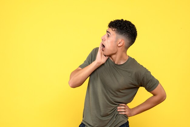 Vue latérale de l'homme, l'homme surpris bâille et s'étire