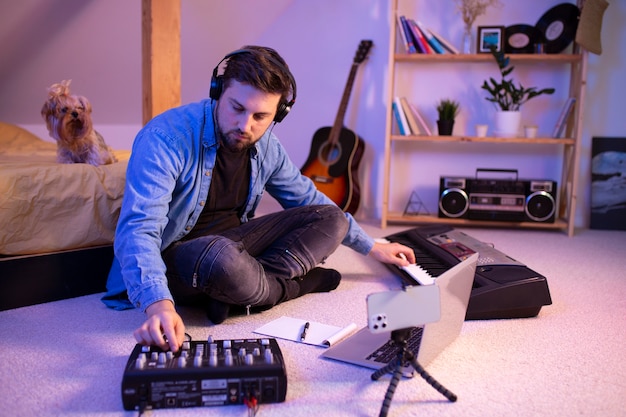 Photo gratuite vue latérale homme jouant du piano