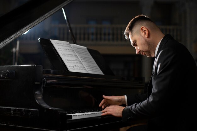 Photo gratuite vue latérale homme jouant du piano